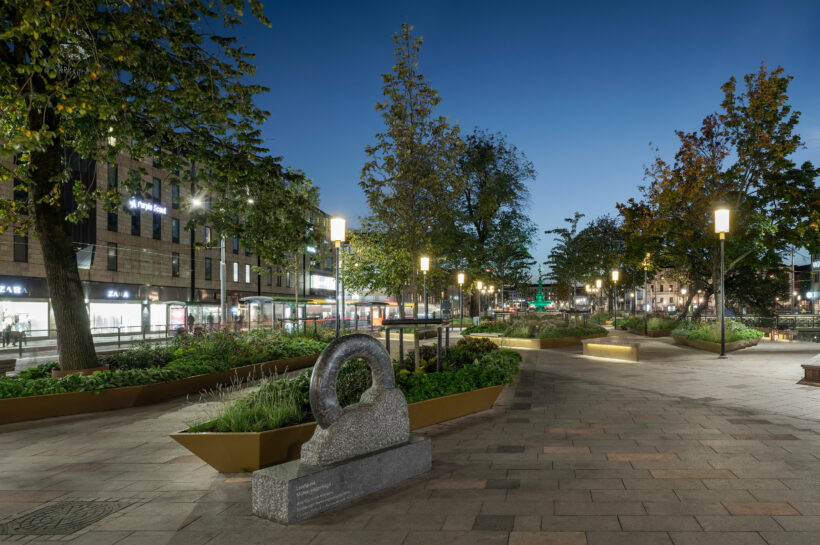 Omdanade Brunnsparken kvällstid