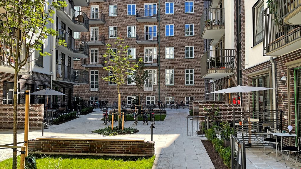 Den tidigare kala innergården är omgjord till gröna gemnsamhetsytor 