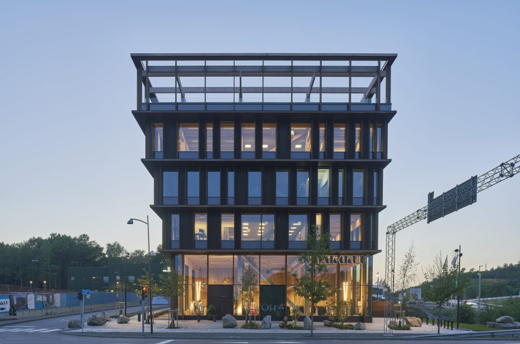 Nodi från framsidan sett. Träfasad och våningsplan som växer i bredd för varje plan