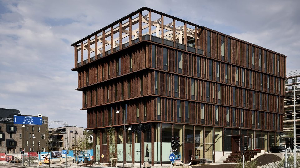 Nodis limträfasad och verksamhetslokaler på bottenplan