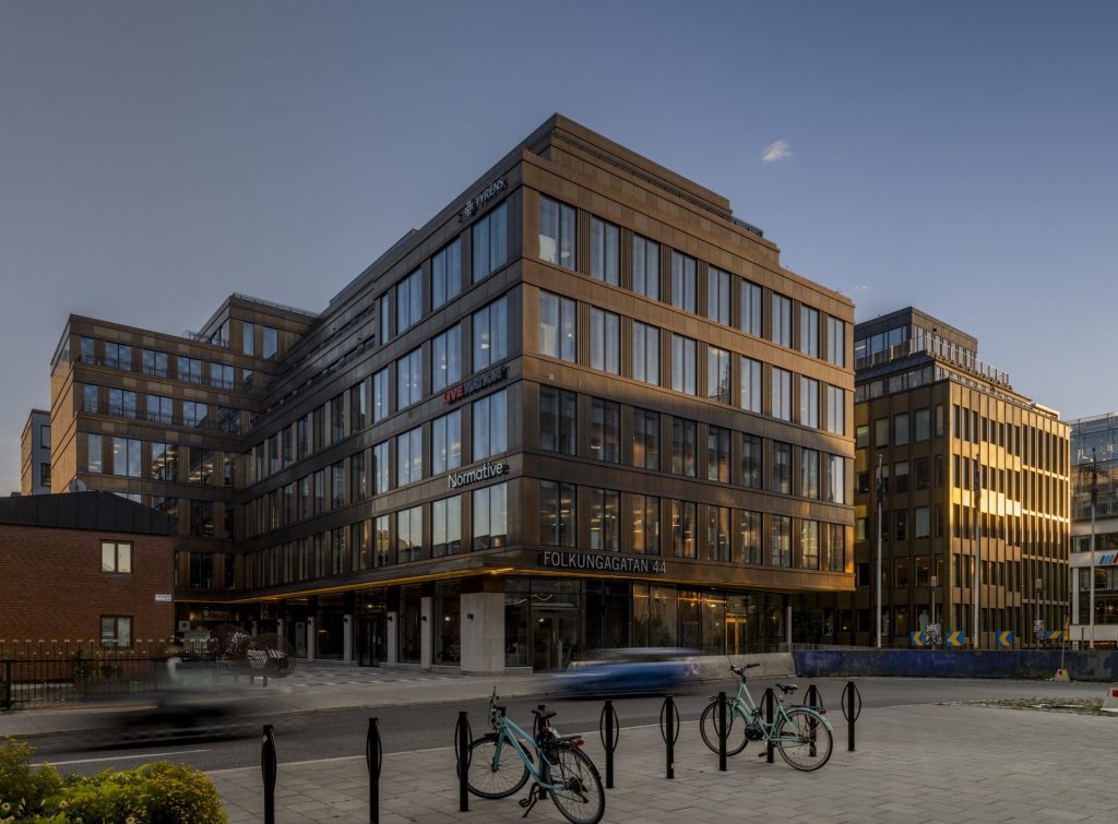 Vasakronans Folkungagatan 44. Fasad av föroxiderad mässing. 