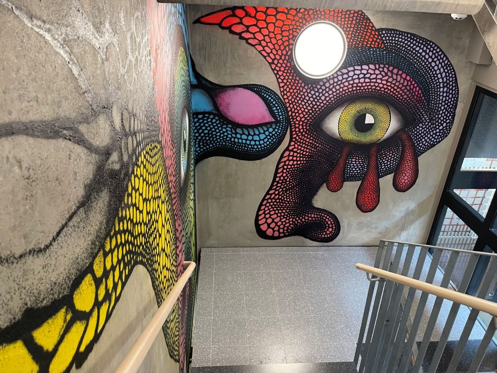 Trapphuset i Gårda Vesta inhyser vad som kallas världens högsta konstgalleri