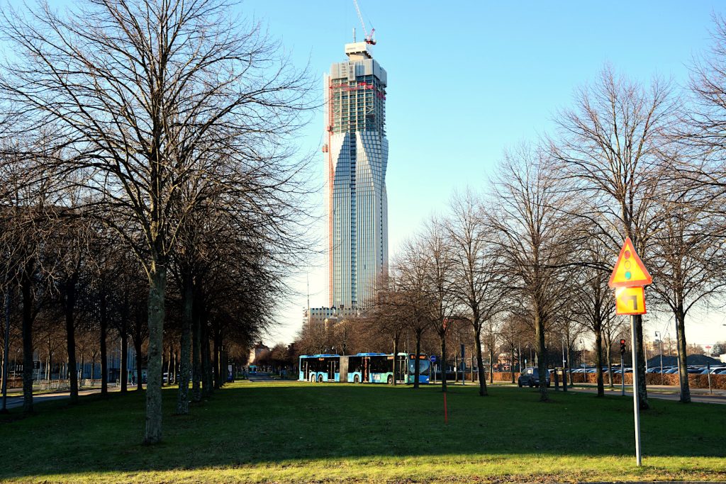 Karlatornets betongkärna har nått sin fulla höjd på 242 meter.