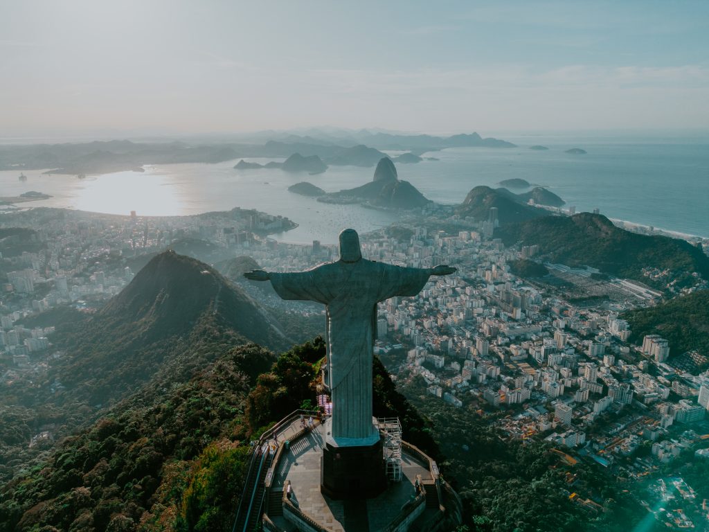 Jesusstatyn uppe på berget Corcovado blickar ut över Rio De Janerio