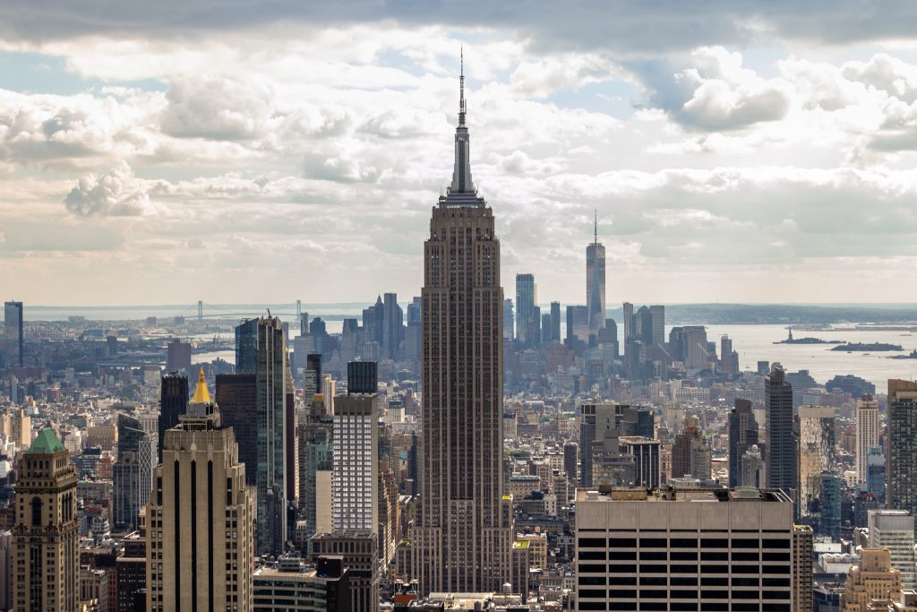 Empire State Building tornar upp sig över Midtown i New York